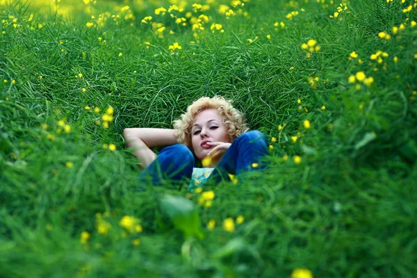 Yeşil çayır üzerinde genç güzel kadın. — Stok fotoğraf