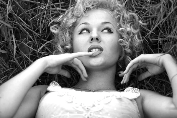マリリン ・ モンローのような屈託のない女の子 — ストック写真