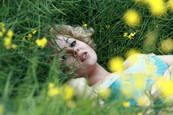 Yeşil çayır üzerinde genç güzel kadın — Stok fotoğraf