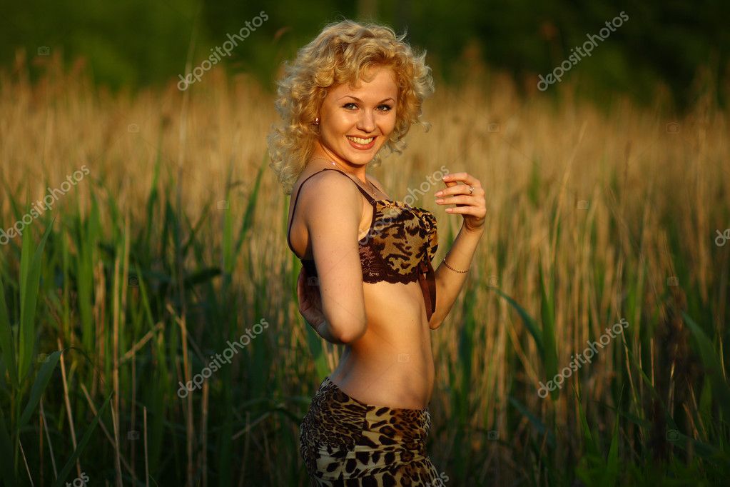 Блондинка в тигровом нижнем белье