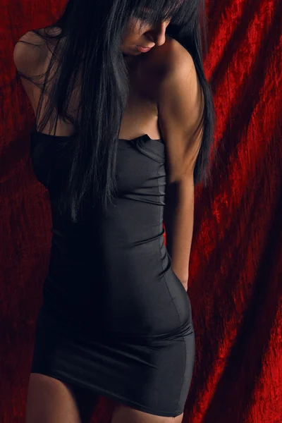 Giovane bellezza ragazza bruna su sfondo rosso — Foto Stock