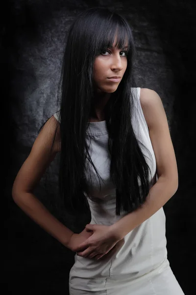 Giovane ragazza bruna su sfondo nero — Foto Stock