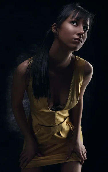 Schönheit brünettes Mädchen im gelben Kleid — Stockfoto