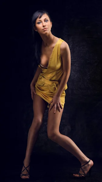 Piękna dziewczyna brunet w żółtej sukience — Zdjęcie stockowe