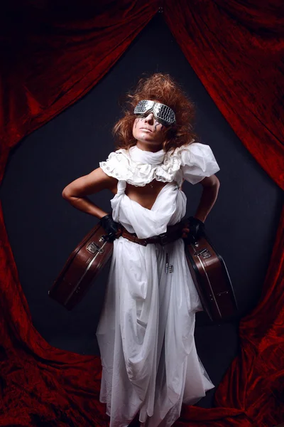 Ung flicka i futuristiska solglasögon — Stockfoto