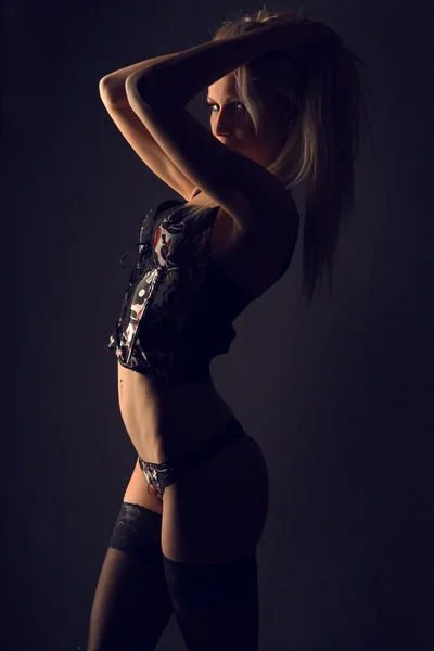 Joven atractiva chica sexy sobre fondo negro —  Fotos de Stock