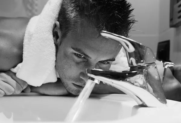 Mladá atraktivní macho v koupelně — Stock fotografie