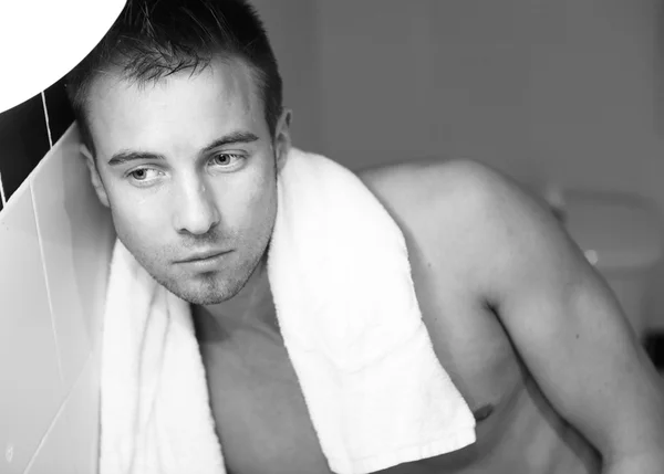 Jovem macho atraente no banheiro — Fotografia de Stock