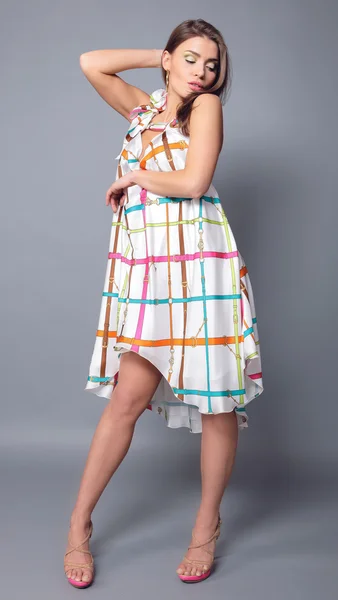 Beatyfull elbiseli çekici genç kız — Stok fotoğraf