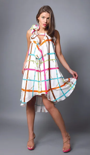 Beatyfull ドレスの魅力的な少女 — ストック写真
