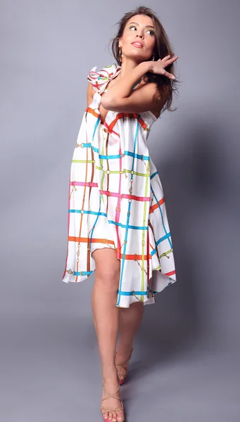 Aantrekkelijk meisje in beatyfull jurk — Stockfoto