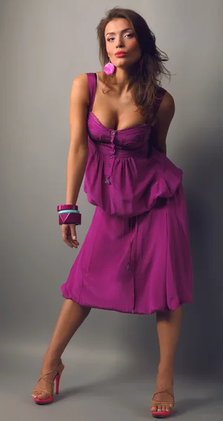 Joven chica atractiva en vestido beatyfull — Foto de Stock