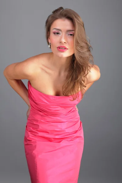 Aantrekkelijk meisje in beatyfull jurk — Stockfoto