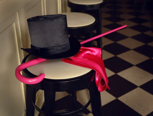 Chapeau, écharpe rouge et bâton — Photo