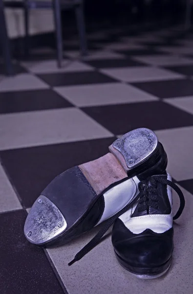 Toque zapatos de baile en baldosas — Foto de Stock