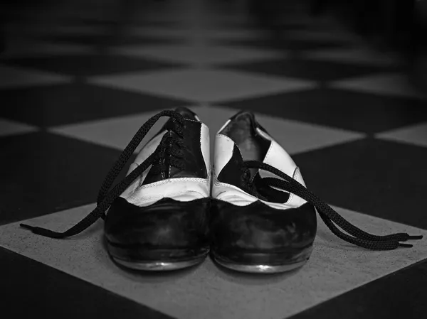 Toque em sapatos de dança na telha — Fotografia de Stock