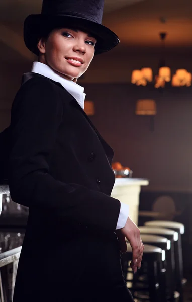 Junge attraktive Stepptänzerin im Café. — Stockfoto