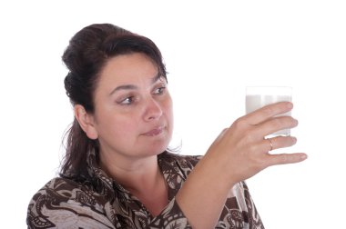 vrouw onderzoekt een glas