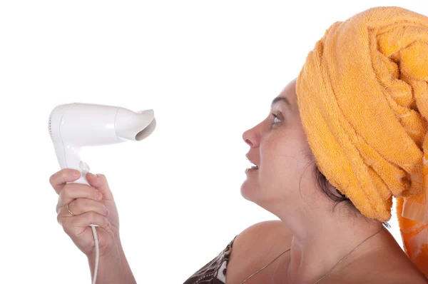 Mujer mira el secador de pelo para el cabello — Foto de Stock