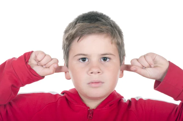 Хлопчик закриває вуха пальцями — стокове фото