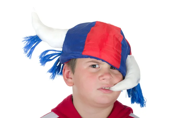 Beledigd kleine jongen in een ventilator helm — Stockfoto