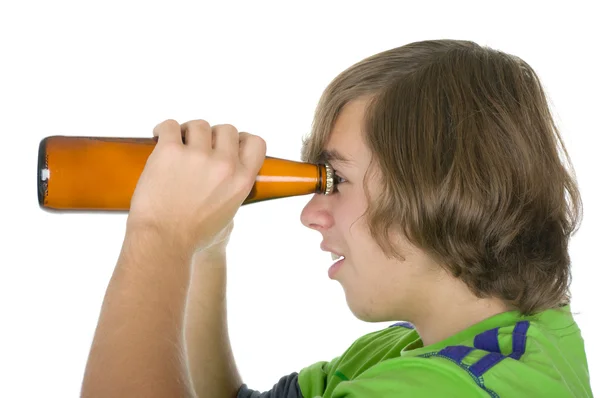 Adolescente segura uma garrafa diante dos olhos — Fotografia de Stock