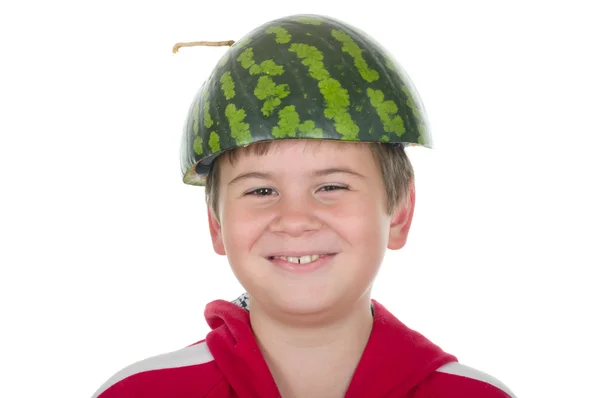 Pojke i en cap från en vattenmelon — Stockfoto