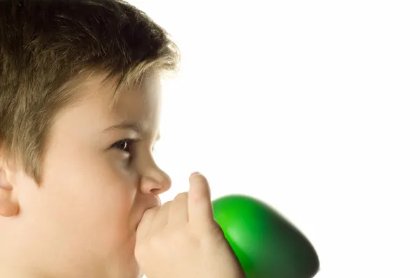 El niño infla un globo —  Fotos de Stock