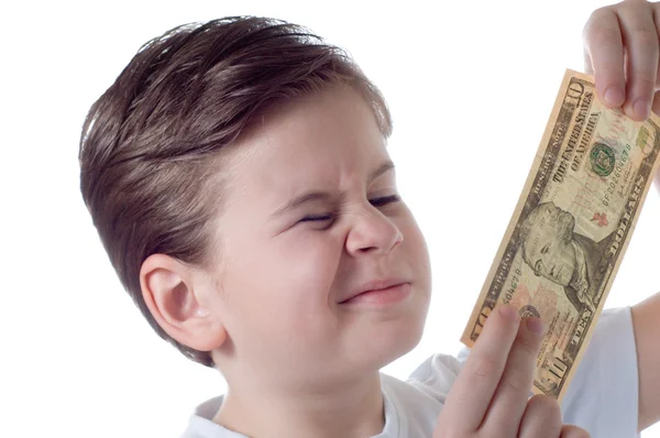 Pojken tittar på pengar — Stockfoto