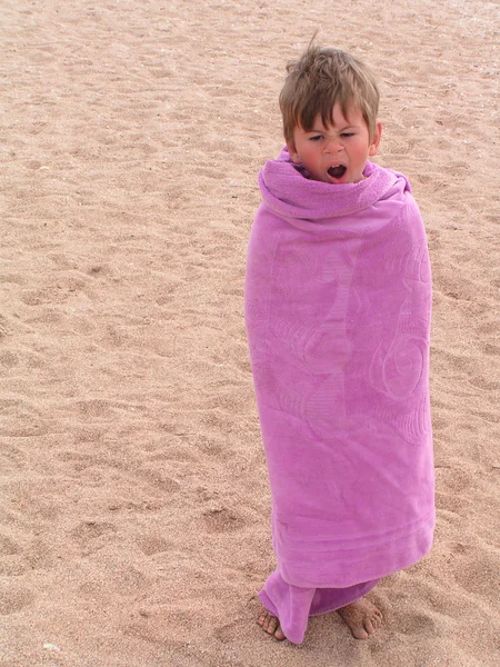 Malý chlapec s ručníkem — Stock fotografie