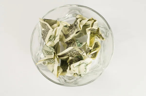 Geld in een kopje — Stockfoto