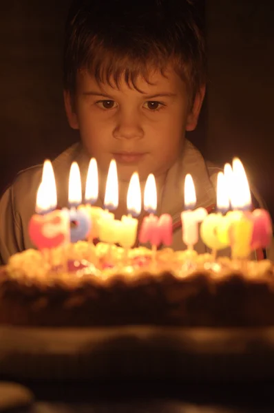 El niño y un pastel de celebración con — Foto de Stock
