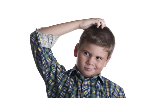 Chlapec poškrábání hlavu — Stock fotografie