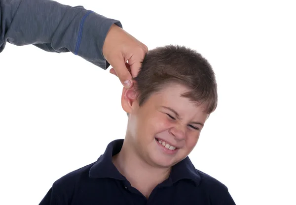 Chlapec zatáhněte za ucho — Stock fotografie