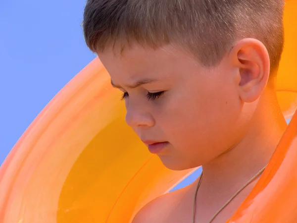 Anak laki-laki dengan cincin karet oranye — Stok Foto