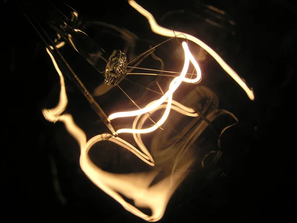Lampa tråd spänningssatt — Stockfoto