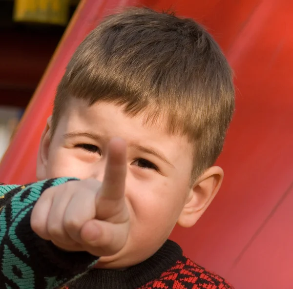 Junge zeigt mit dem Finger — Stockfoto