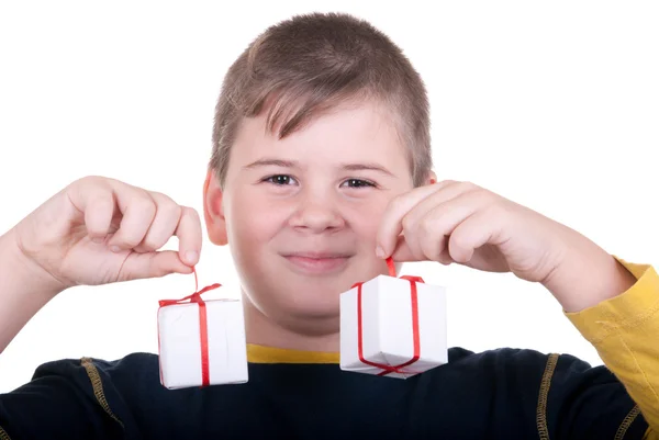 Chlapec drží dárky — Stock fotografie