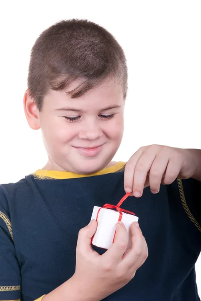 Chlapec s dárkem — Stock fotografie