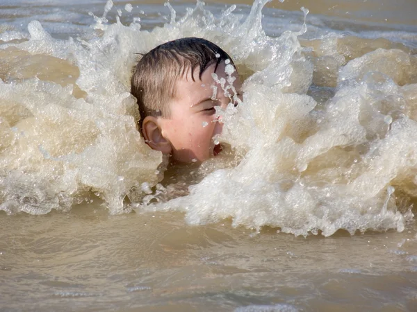 Chlapec na mořské vlny — Stock fotografie