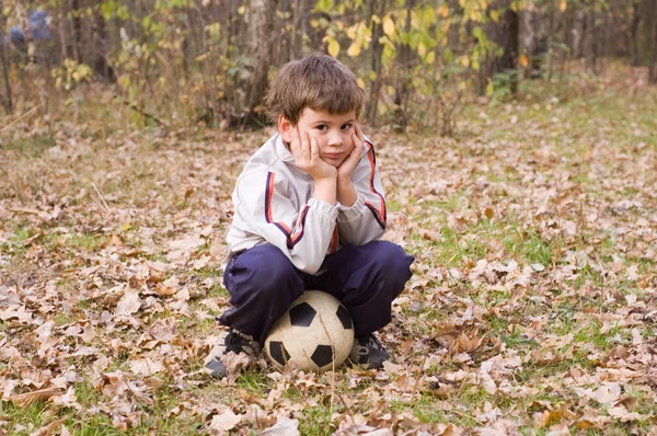O menino senta-se na bola — Fotografia de Stock