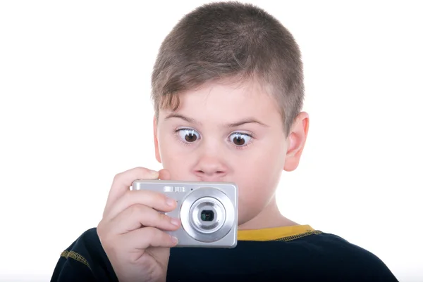 Удивленный мальчик с камерой — стоковое фото