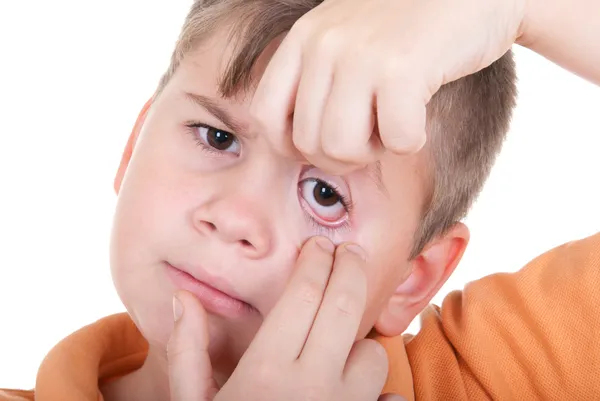 Malý chlapec ukazuje oko — Stock fotografie