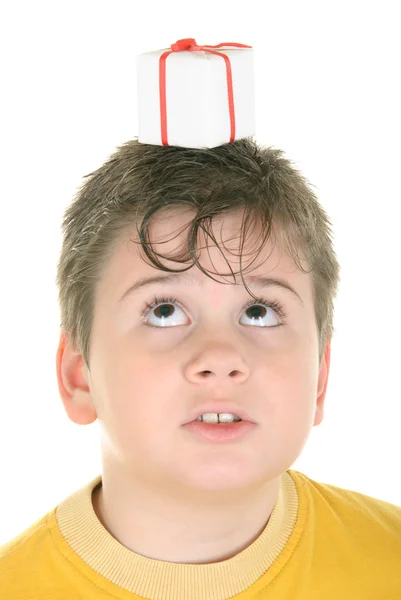 Presente na cabeça no rapaz — Fotografia de Stock