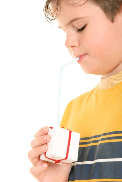 Chlapec pije z daru prostřednictvím trubičky — Stock fotografie