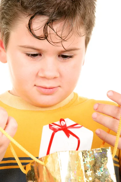 Junge hält Paket mit Geschenken in der Hand — Stockfoto