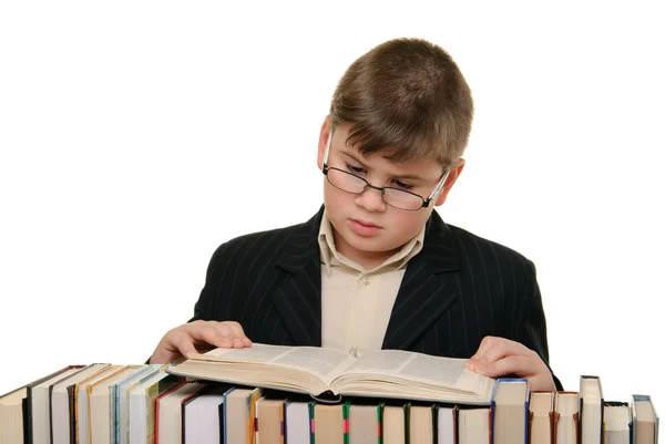 Хлопчик в окулярах читає книгу — стокове фото