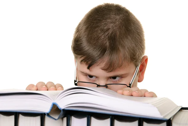 Хлопчик в окулярах з книгою — стокове фото
