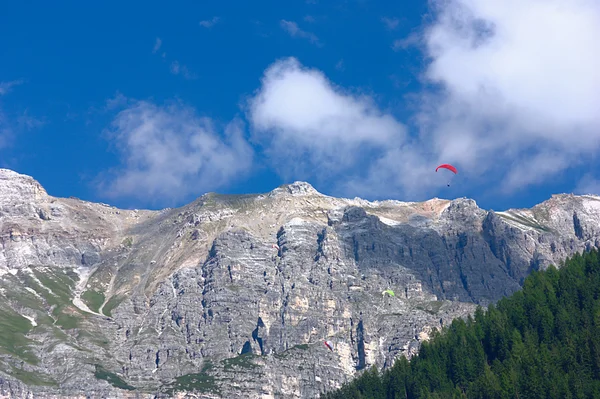 Gleitschirmfliegen in den Alpen — Stockfoto