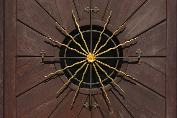 Sole dorato su una porta di legno — Foto Stock